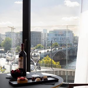 Howard Sur Seine - Asnieres Paris La Defense